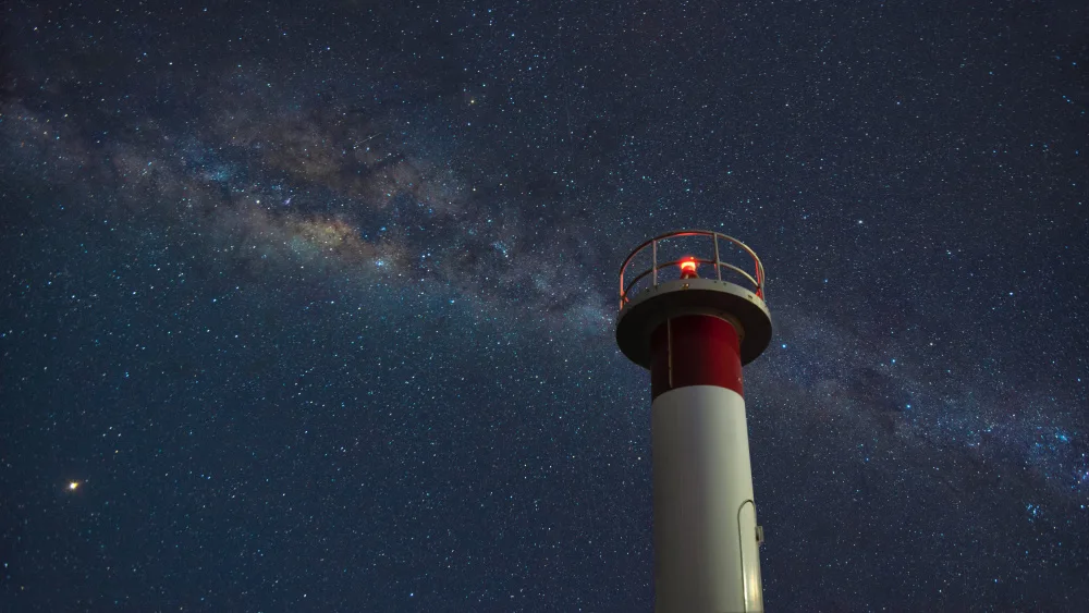 Papamanolis, Emanuel: Lights above the lighthouse