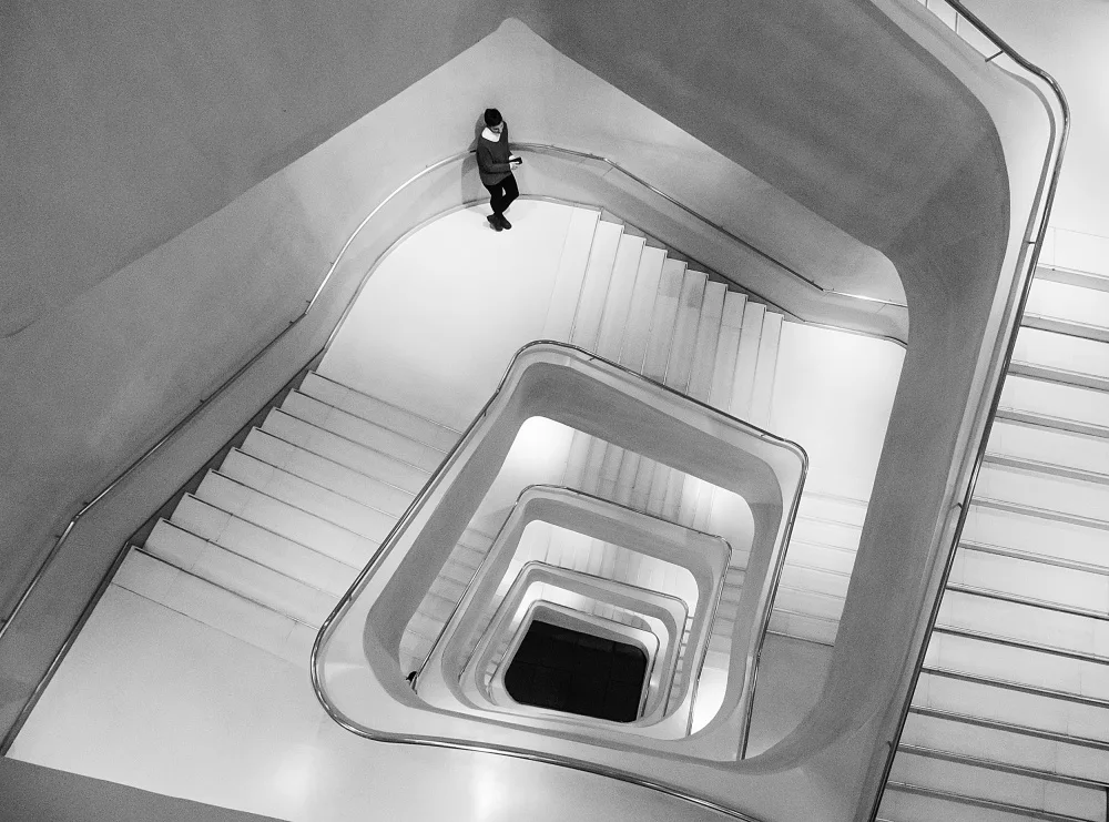 Urrutia, Adolfo: Waiting on the stairs