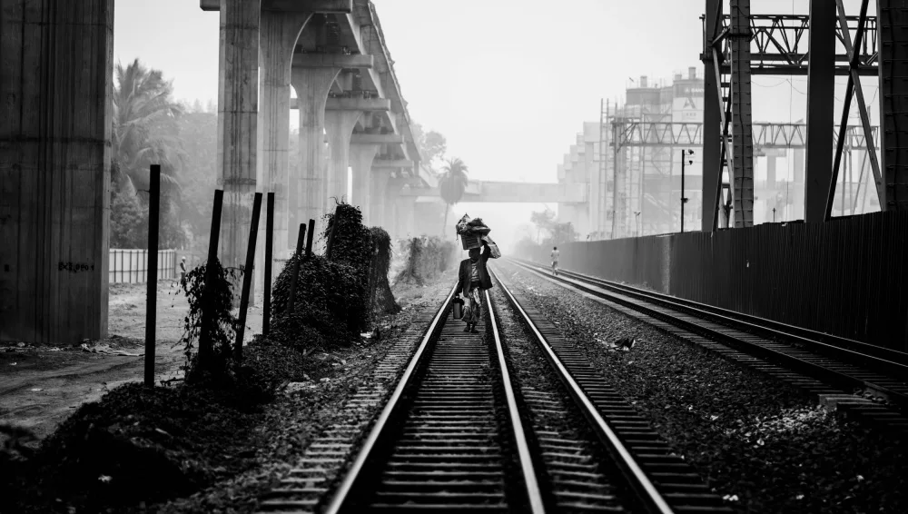 Arifuzzaman, Md.: Le vendeur de thé sur la voie ferrée.