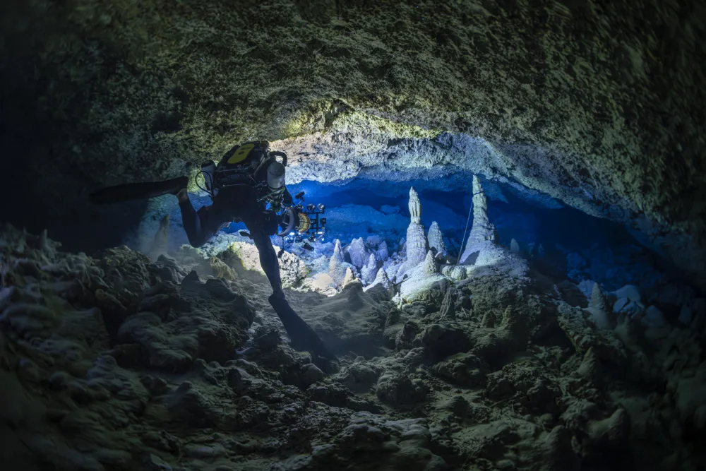 Gabriel, Barathieu: Scanning at 75 meters deep into a cave