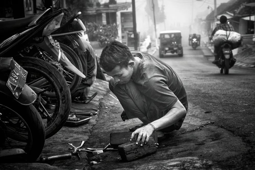 Gayan, Ricardo: Fixing in the street