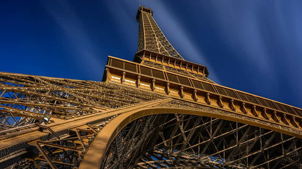 Ladan, Robbert: Under the Eiffel tower