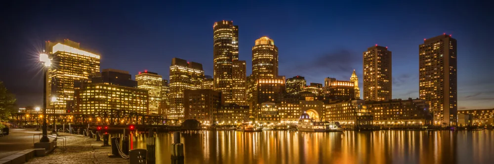 Viola, Melanie: BOSTON Fan Pier Park y horizonte panorámico por la noche