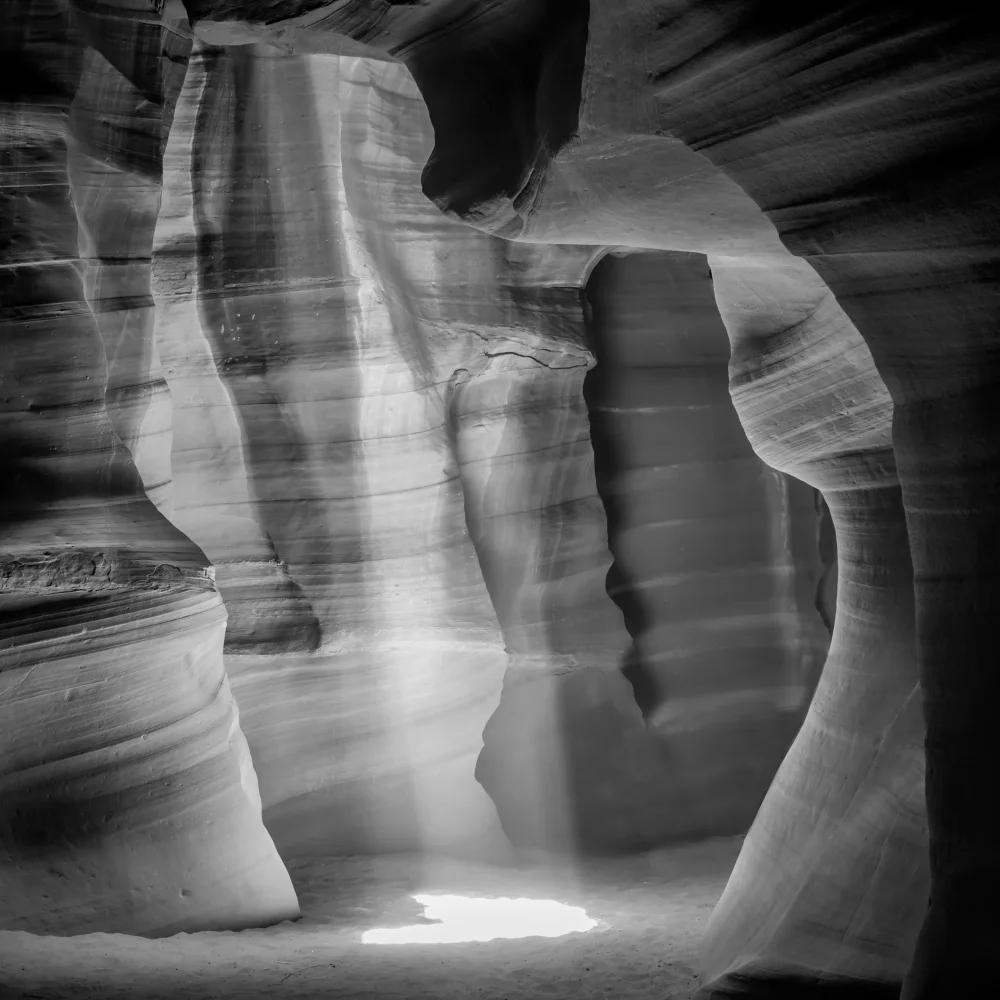 Viola, Melanie: MONOCHROME ANTELOPE CANYON Gorgeous Lightbeam