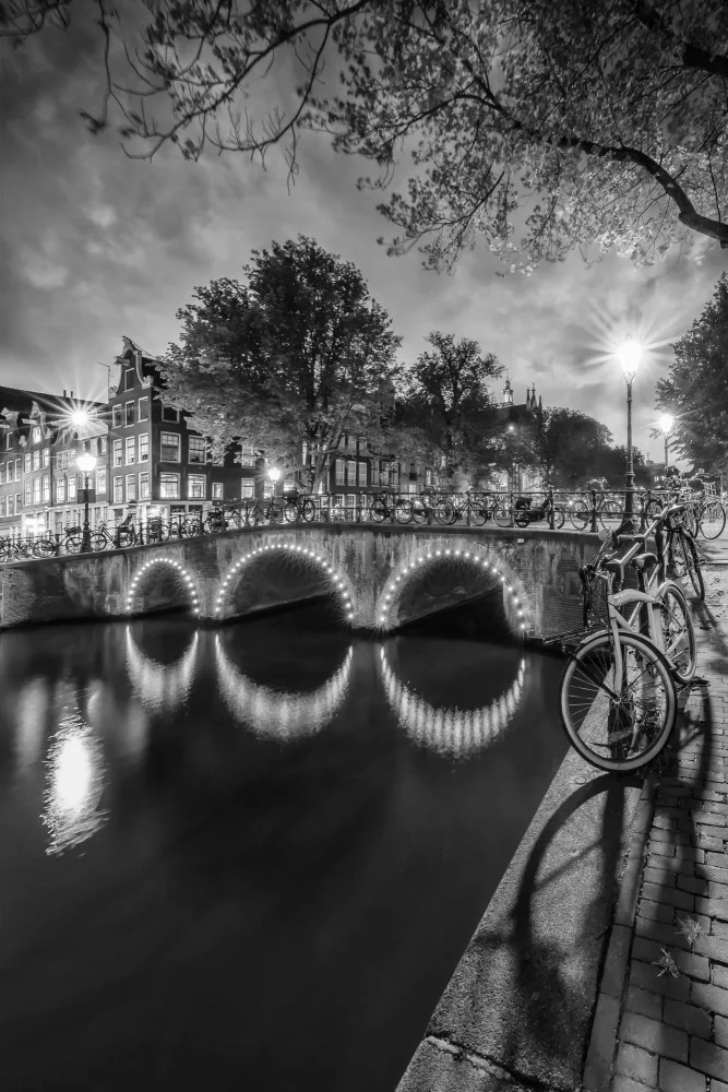 Viola, Melanie: AMSTERDAM Paysage nocturne idyllique depuis Keizersgracht - Monochrome
