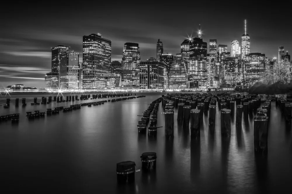 Viola, Melanie: Manhattan Monochrome Skyline after Sunset