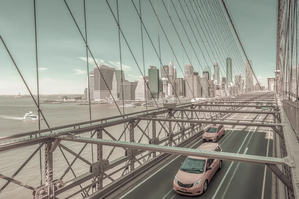 Viola, Melanie: Vista del ponte di Brooklyn con traffico | stile vintage urbano