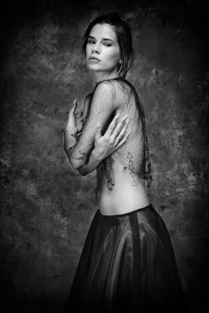 Raga, Gil Joan: Lorena in nero