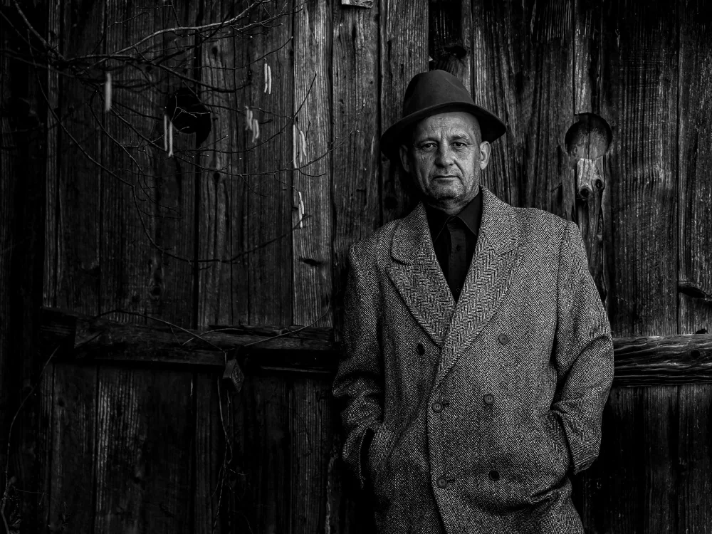 Calin, Silvia Rucsandra: Man in black and white