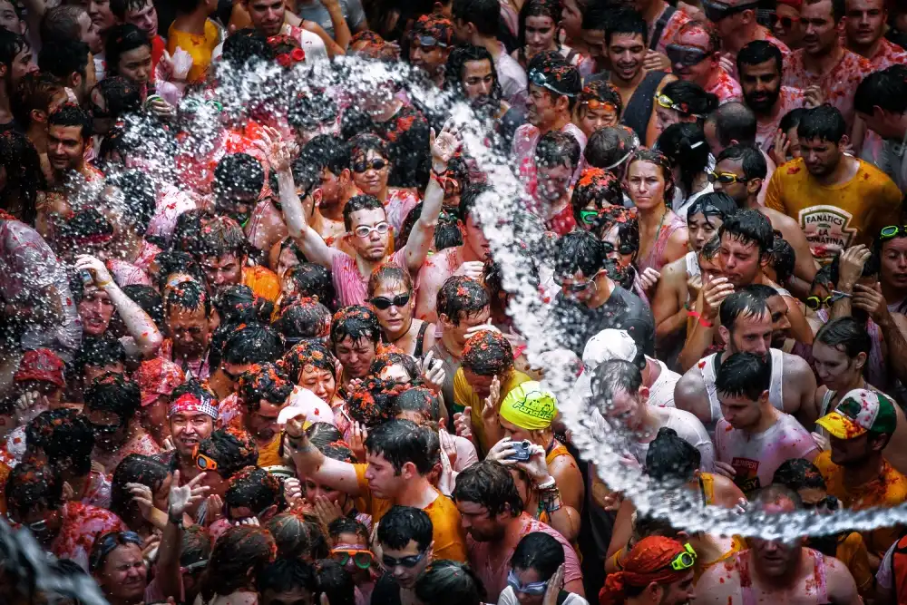 Duran, Luis Juan: A SHOWER IN THE TOMATINA