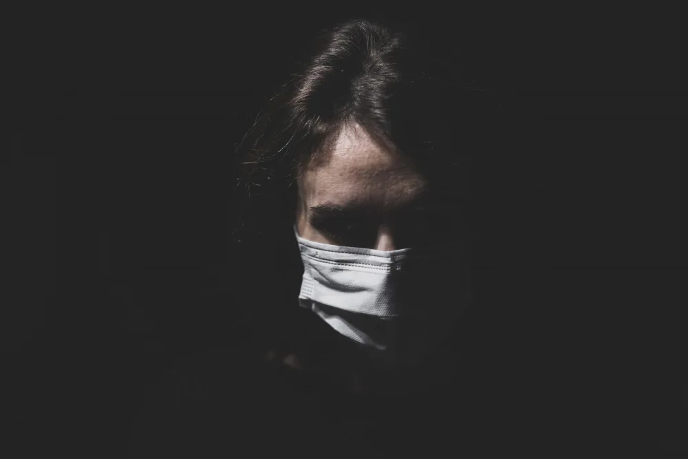 akyurt, engin: una donna protetta dal coronavirus con una maschera