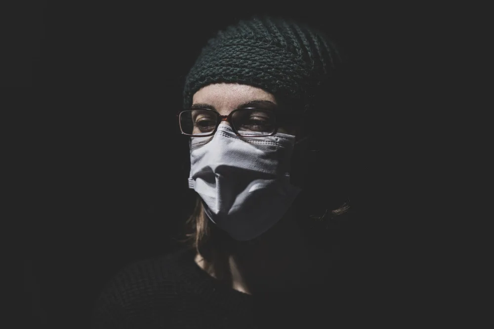akyurt, engin: una donna protetta dal coronavirus con una maschera