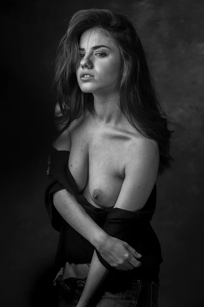 Raga, Gil Joan: Delaia posing