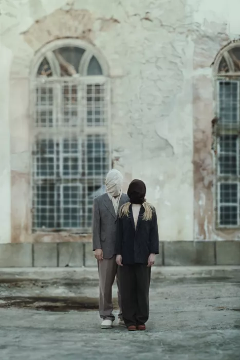 Arhire, Raluca: Les anonymes