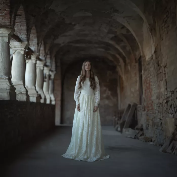Arhire, Raluca: Empty halls