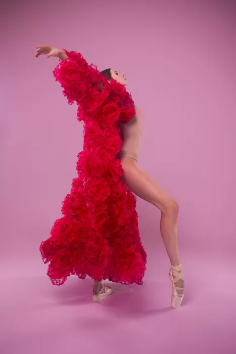 Alexandr: Jeune ballerine en robe de fleurs de roses dans un studio photographique montrant des mouvements de ballet