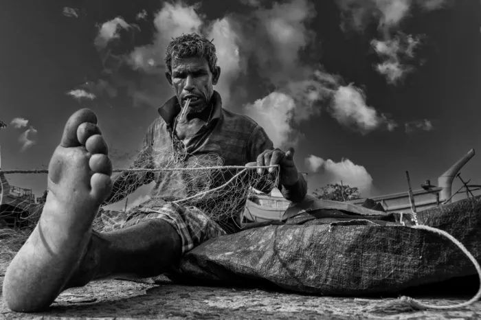 Chakraborty, Sudipta: Fishermen weaving fishing nets