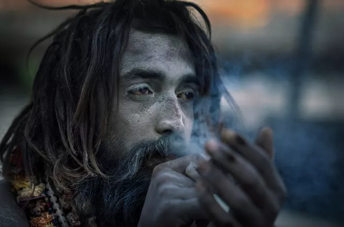 Szmidt, Waldemar: A man smeared with ash, smoking hashish after sunset