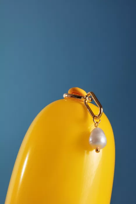 Ramiro, Julia: Perlenohrringe auf gelbem Ballon