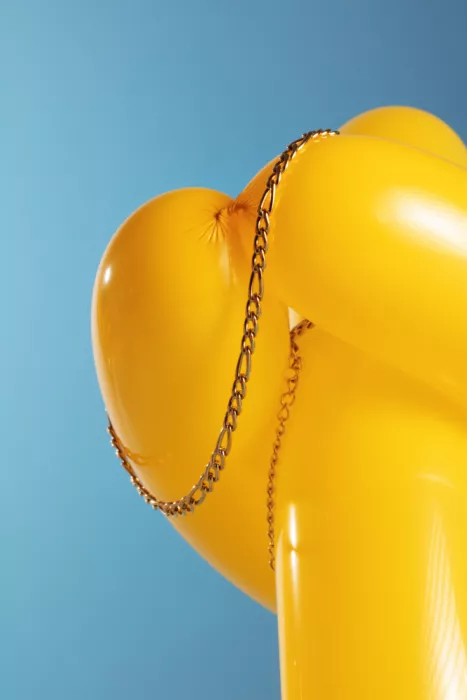 Ramiro, Julia: Goldene Kette auf gelbem Ballon