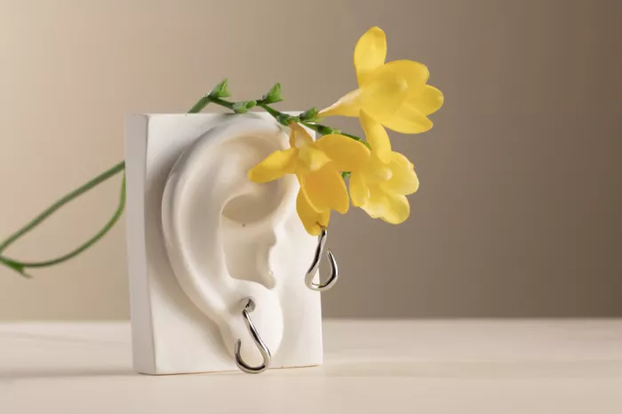 Ramiro, Julia: Scultura di fiore e orecchio