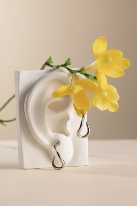 Ramiro, Julia: Skulptur mit Blumen und Ohrringen