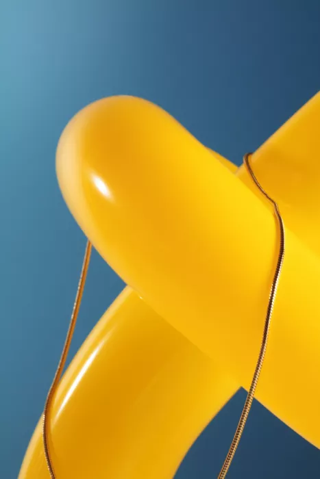 Ramiro, Julia: Halskette auf gelbem Ballon