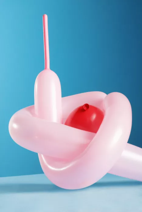 Ramiro, Julia: Hugging balloon