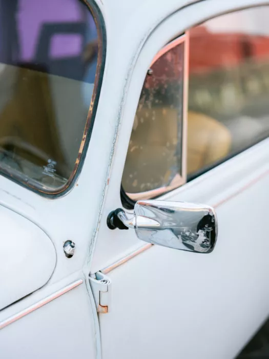 Zwart, Raisa: Pastellfarbener Volkswagen Beetle in den Straßen von Oaxaca, Mexiko
