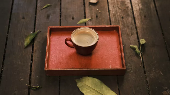 akyurt, engin: Un caffè caldo e fresco su un vassoio di legno rosso