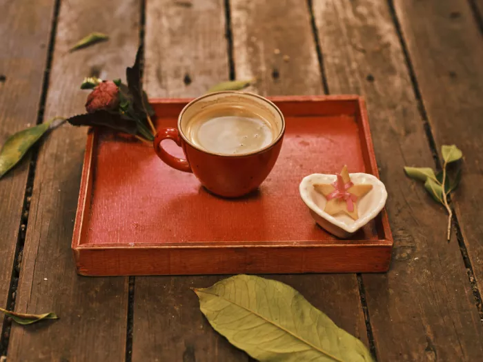 akyurt, engin: Un caffè caldo e fresco su un vassoio di legno rosso