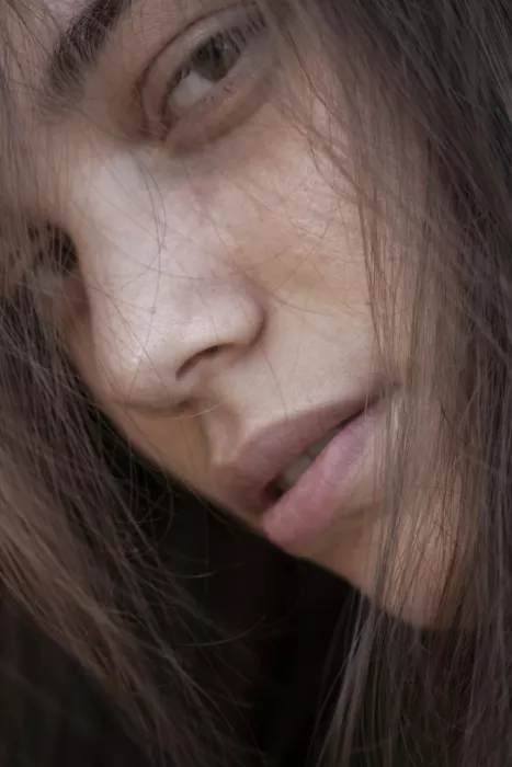 akyurt, engin: Ritratto di una ragazza affascinante