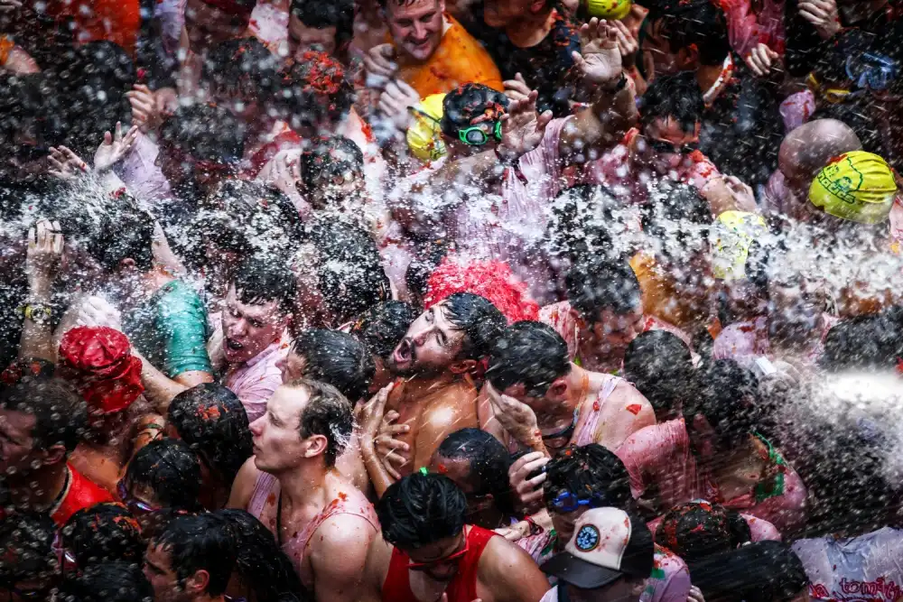 Duran, Luis Juan: SHOWER IN THE STREET
