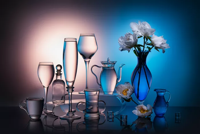 Jacobs, Lydia: White peony and glass