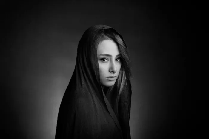 Mokhtari, Mehdi: Mona