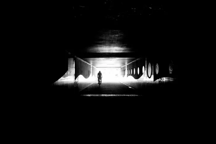 Jaszke, Justyna: Fotografia di strada in bianco e nero Cracovia al buio