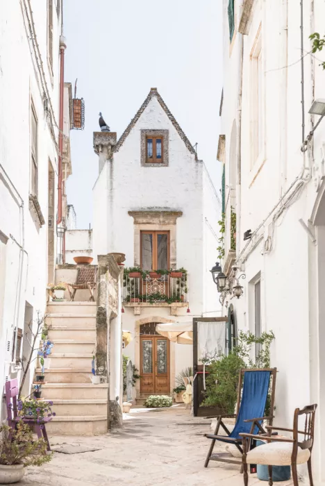 Photolovers: Alley in Locorotondo, Italy