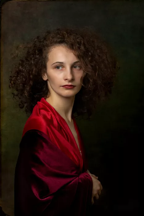 Onofras, Ionel: Young lady in red velvet
