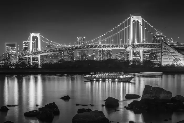 Viola, Melanie: Wunderschöne Rainbow Bridge mit Tokioter Skyline am Abend - Monochrom