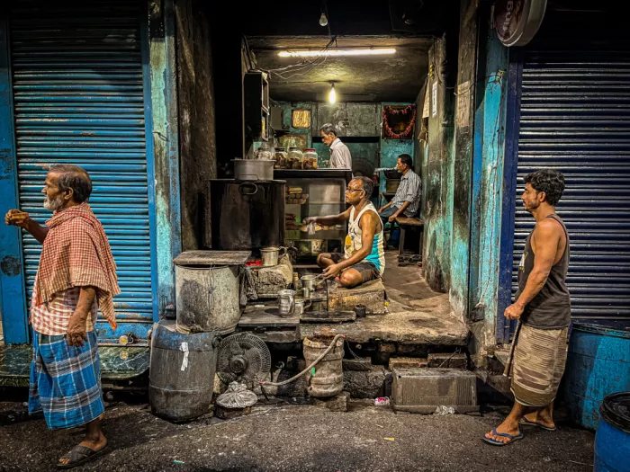 Das, Subhajit: People at a tea shop