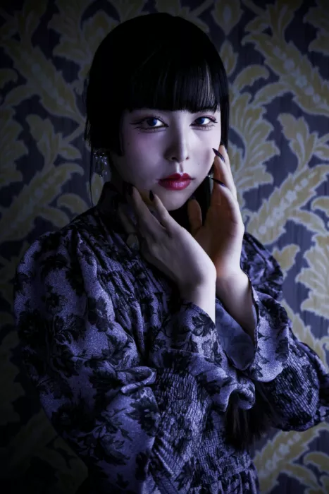 Tomo: The Woman Who Keeps Staring
