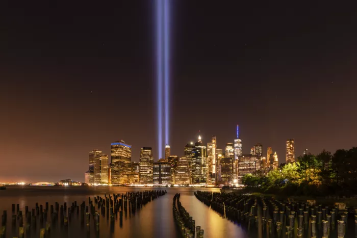 Qu, Anna: Hommage lumineux du 11 septembre à New York