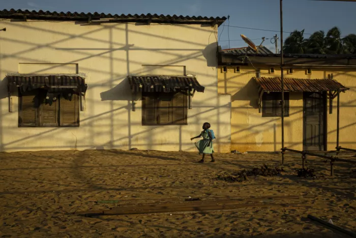 Molina, Elena: Lumières et ombres dans les rues de Grand Bassam