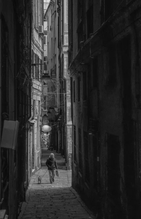 Tjandra, C.S.: Strolling