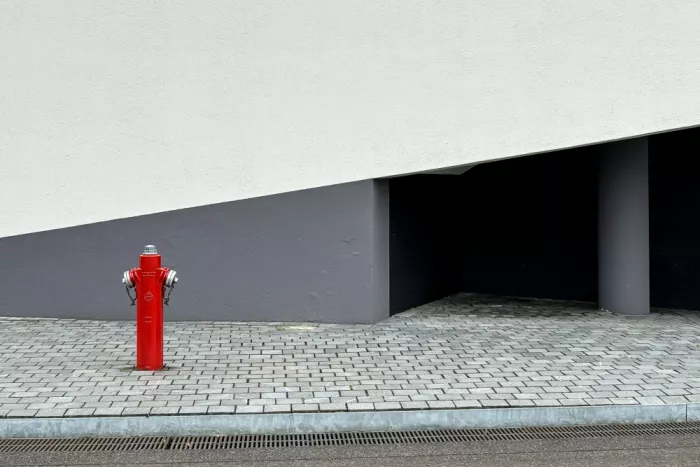 Joosten, Lus: Oggetto rosso a sinistra