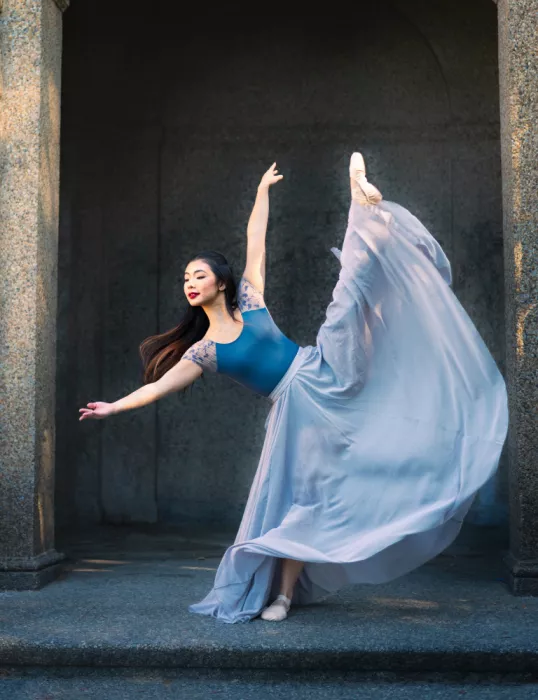 Wei, Rong: Solo Dance in the Street