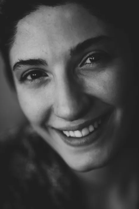 akyurt, engin: Ritratto di una ragazza sorridente