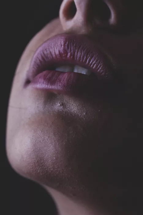 akyurt, engin: Le belle labbra di una giovane ragazza