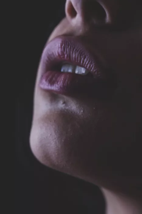 akyurt, engin: Le belle labbra di una giovane ragazza