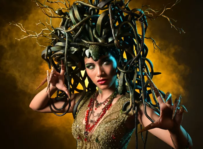 Aditya, Rawisyah: Das Gesicht der Medusa